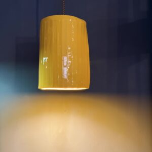 Lampada a sospensione giallo largo