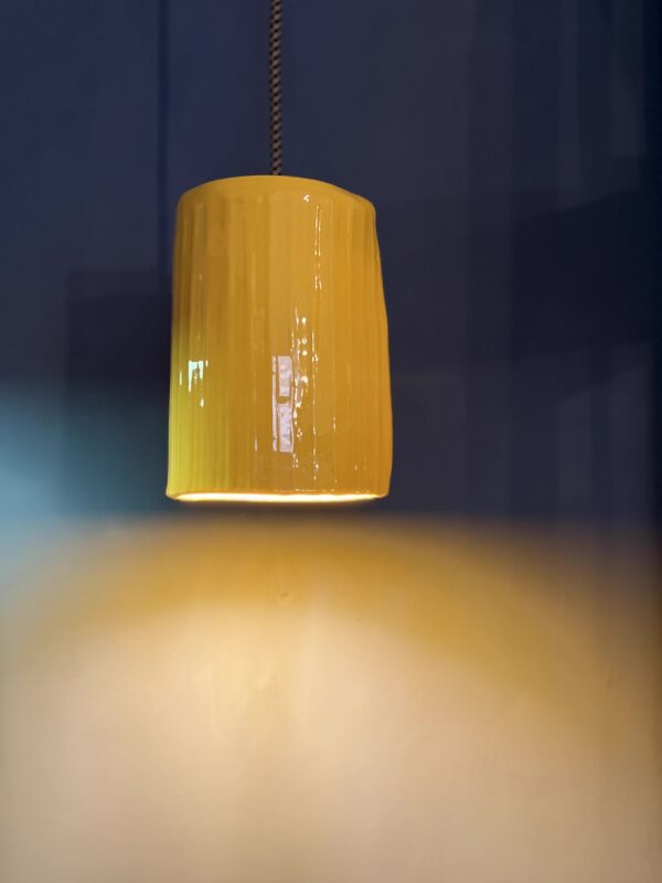 Lampada a sospensione giallo largo