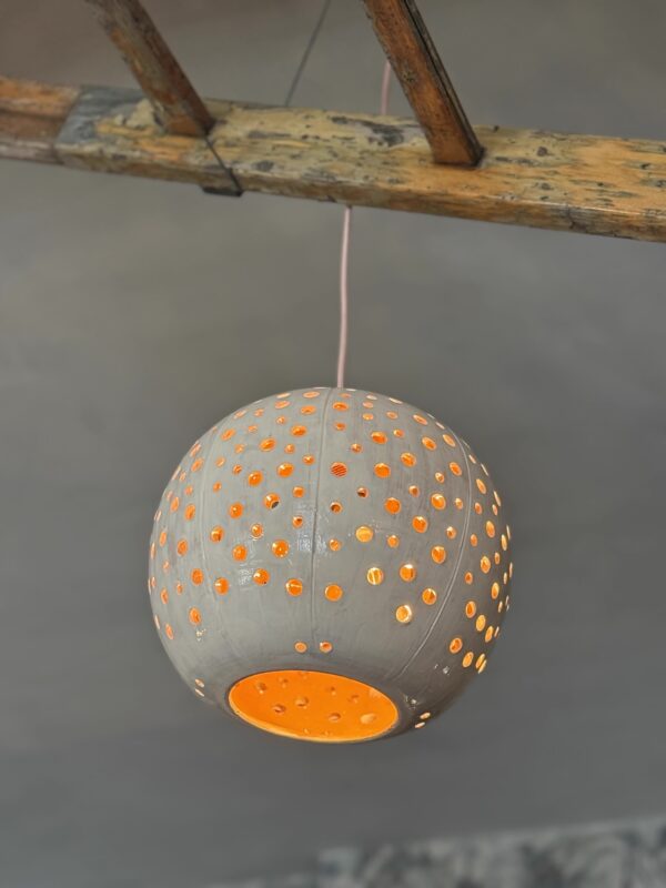 Lampada sospesa forata